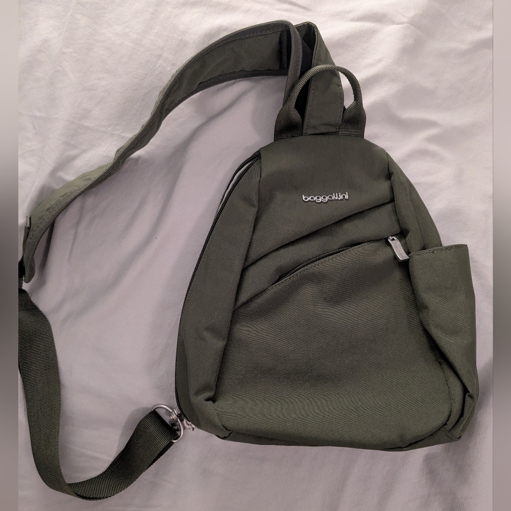 Baggallini Sling Bag in Olive